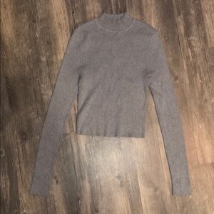 Gray long sleeve crop top